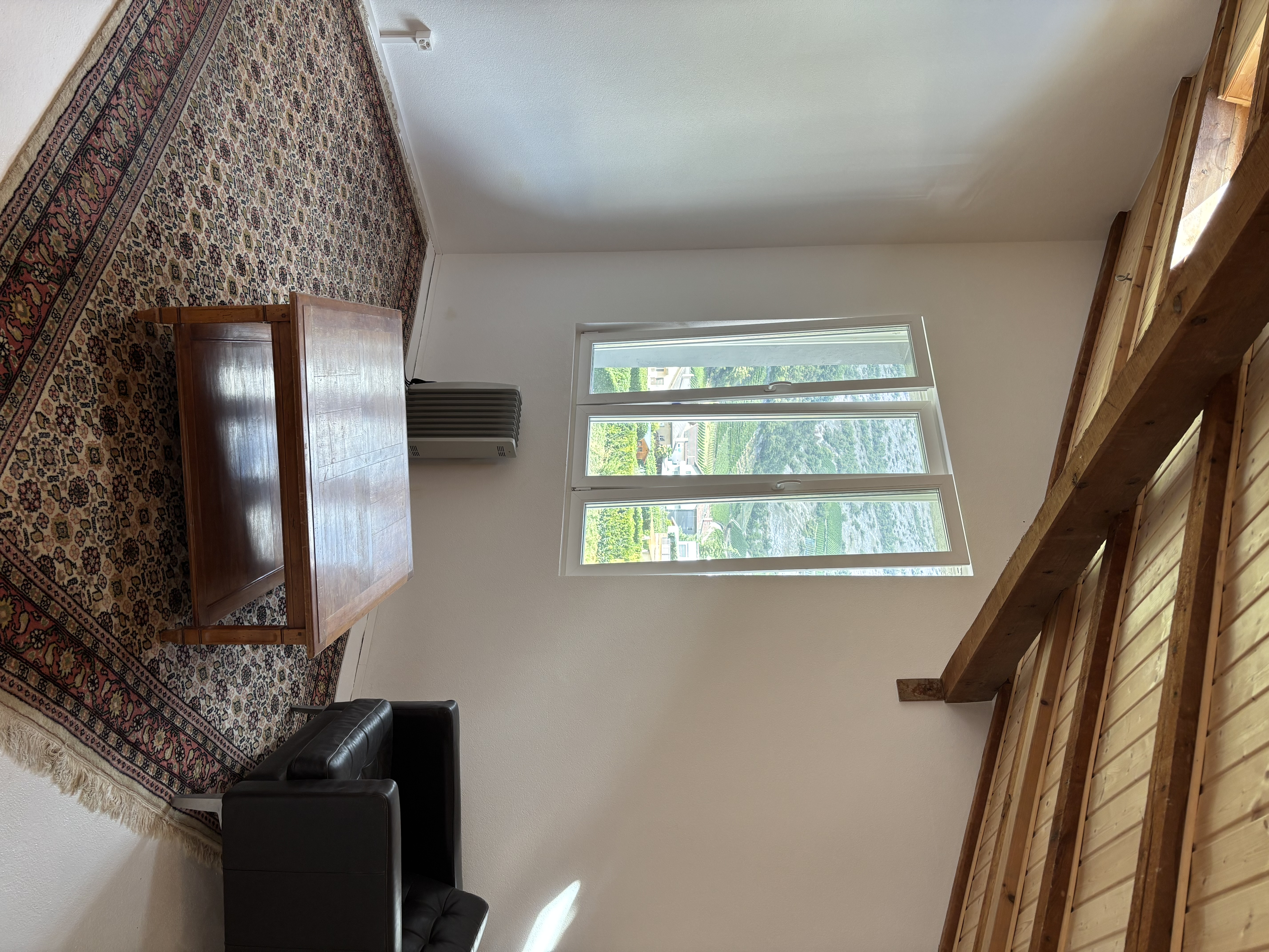 Charming 3.5-Room Attic Apartment in the Heart of Valais Wine Country — 4