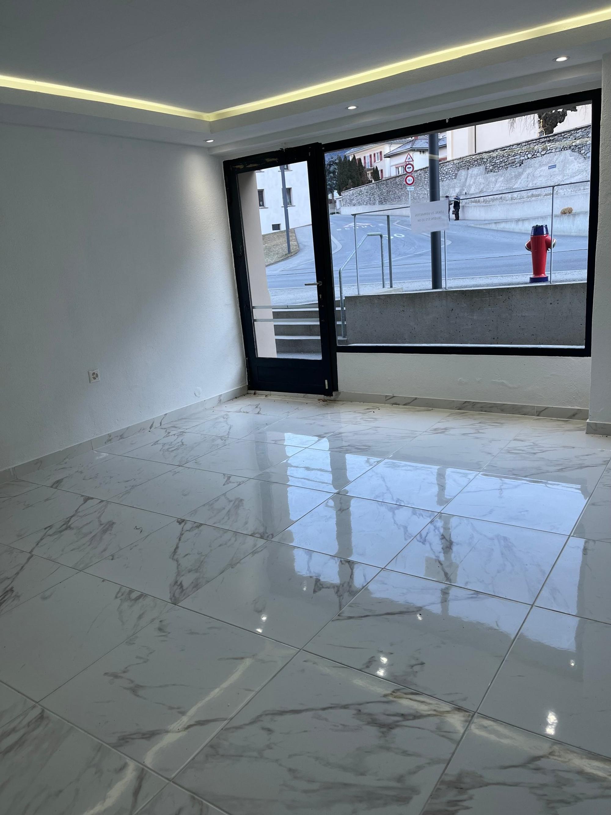 Moderne Gewerbefläche am Dorfplatz in Glis